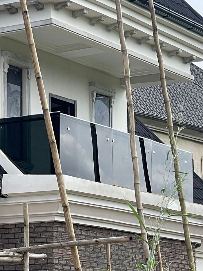 Frameless Spider System Rails. It is stylish. Makes your house smile.